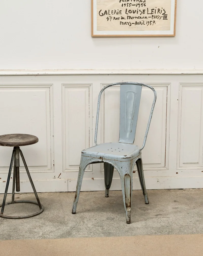 Alma, la chaise Tolix en métal bleu gris N°1700