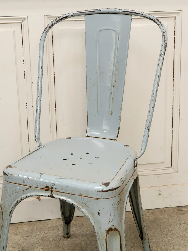 Alma, la chaise Tolix en métal bleu gris N°1700