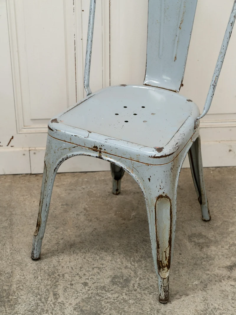 Alma, la chaise Tolix en métal bleu gris N°1700