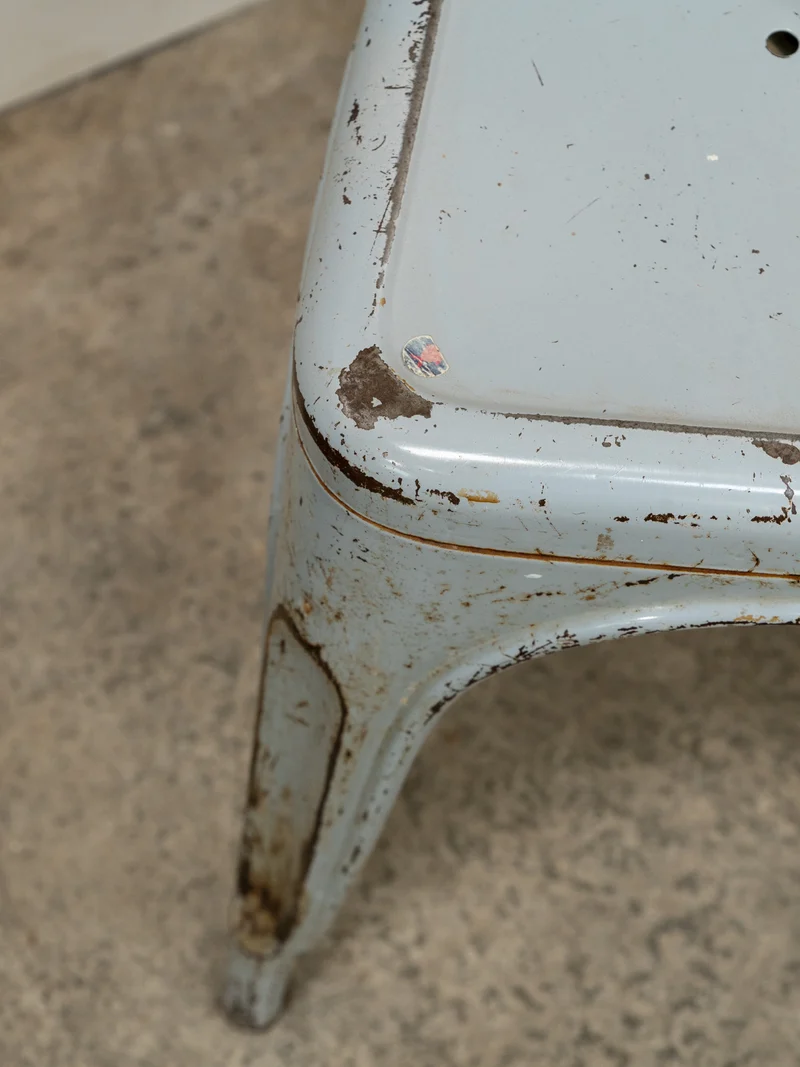 Alma, la chaise Tolix en métal bleu gris N°1700