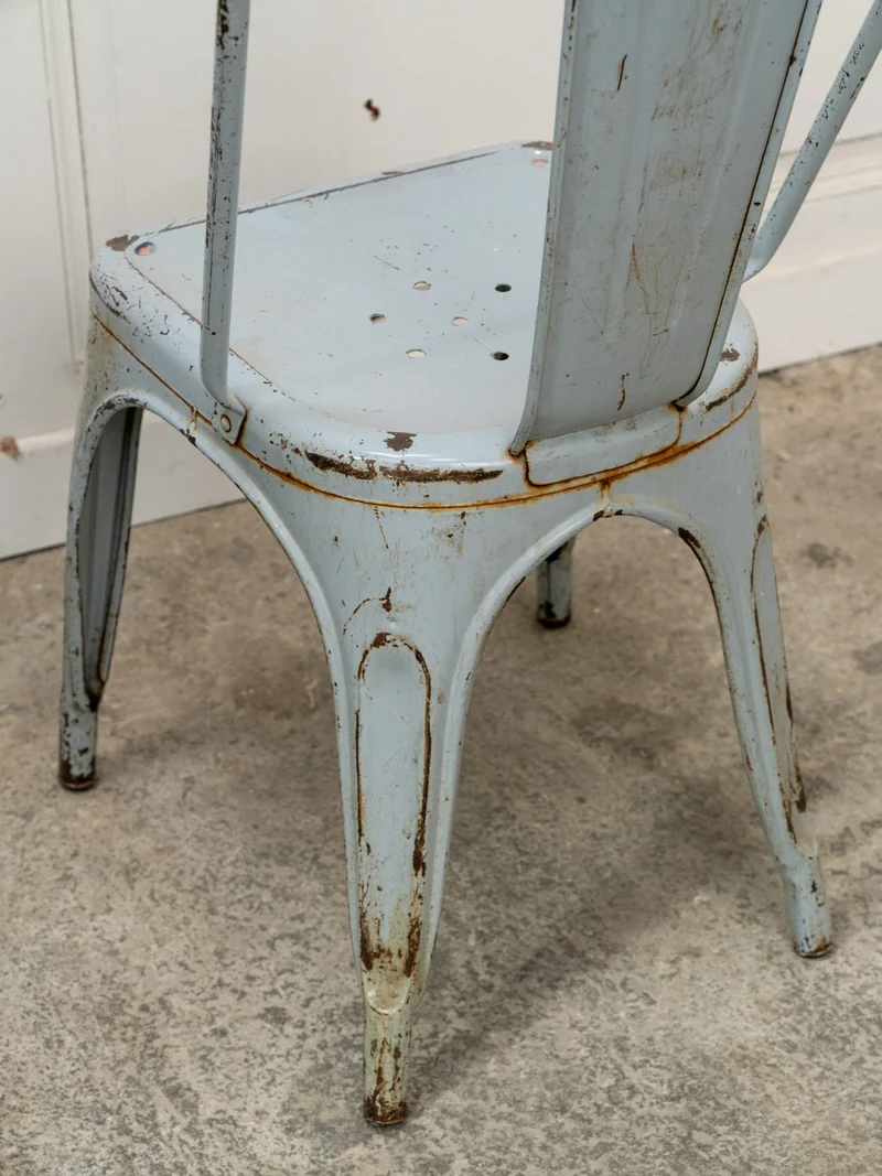 Alma, la chaise Tolix en métal bleu gris N°1700