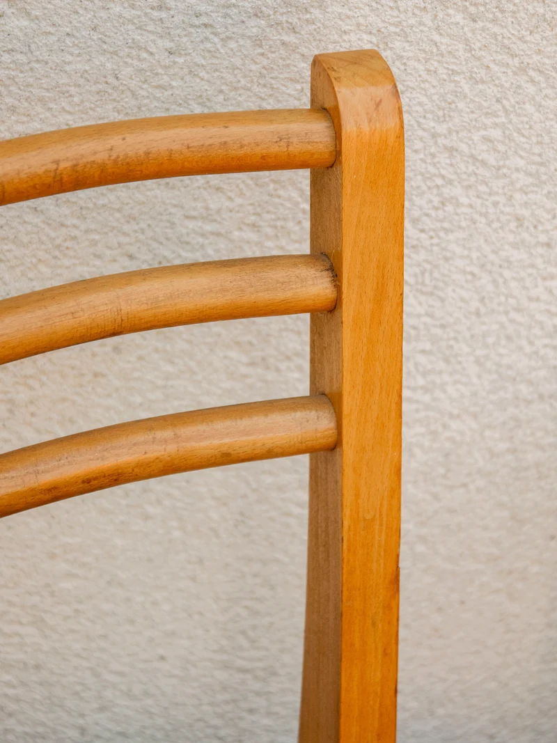 Alma, la chaise en bois clair aux lignes modernes N°1642