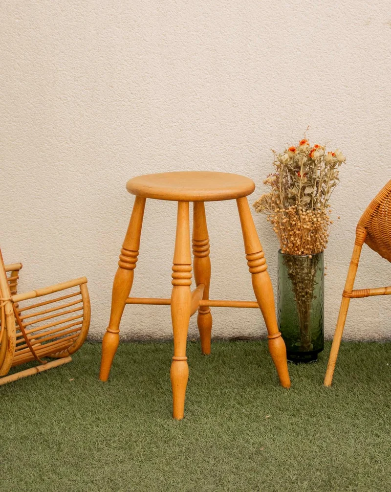 Regis, le tabouret aux pieds sculptés N°1399