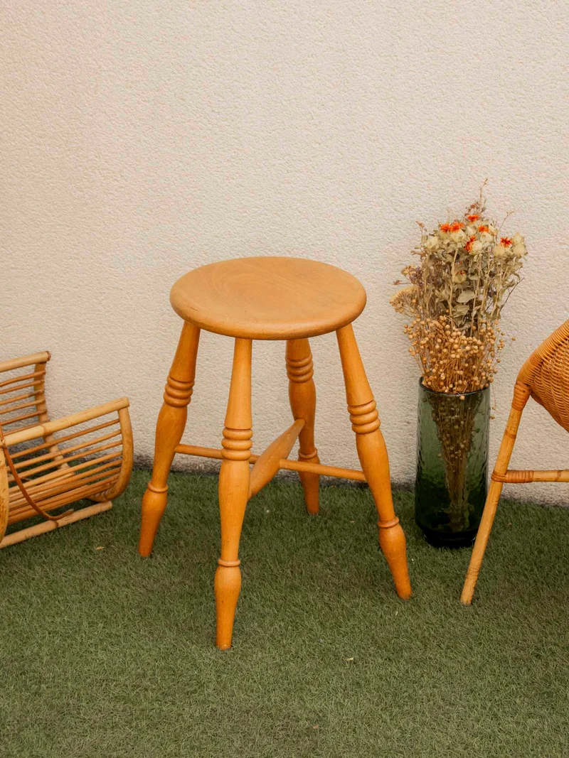 Regis, le tabouret aux pieds sculptés N°1399
