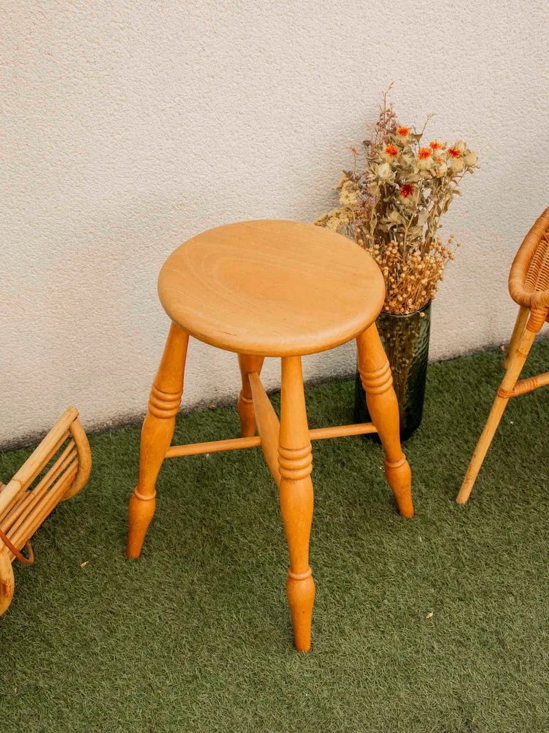 Regis, le tabouret aux pieds sculptés N°1399