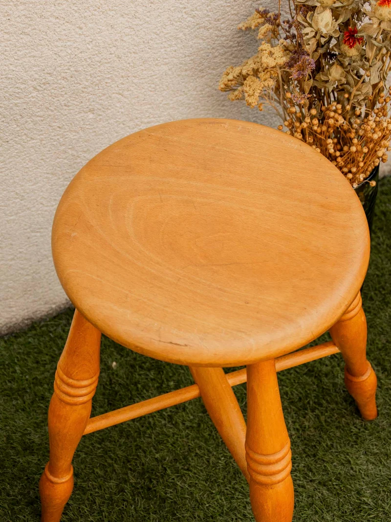 Regis, le tabouret aux pieds sculptés N°1399