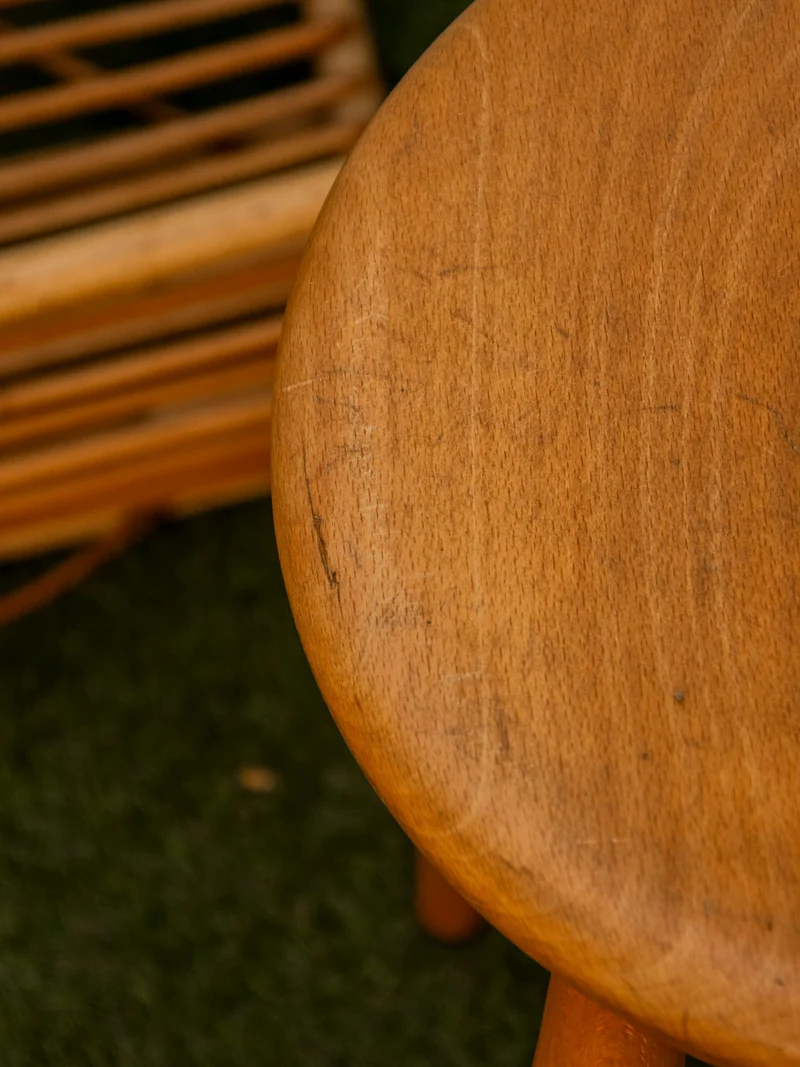 Regis, le tabouret aux pieds sculptés N°1399