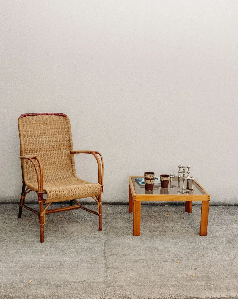 Léonie, la table basse seventies en pin massif et verre fumé N°1009