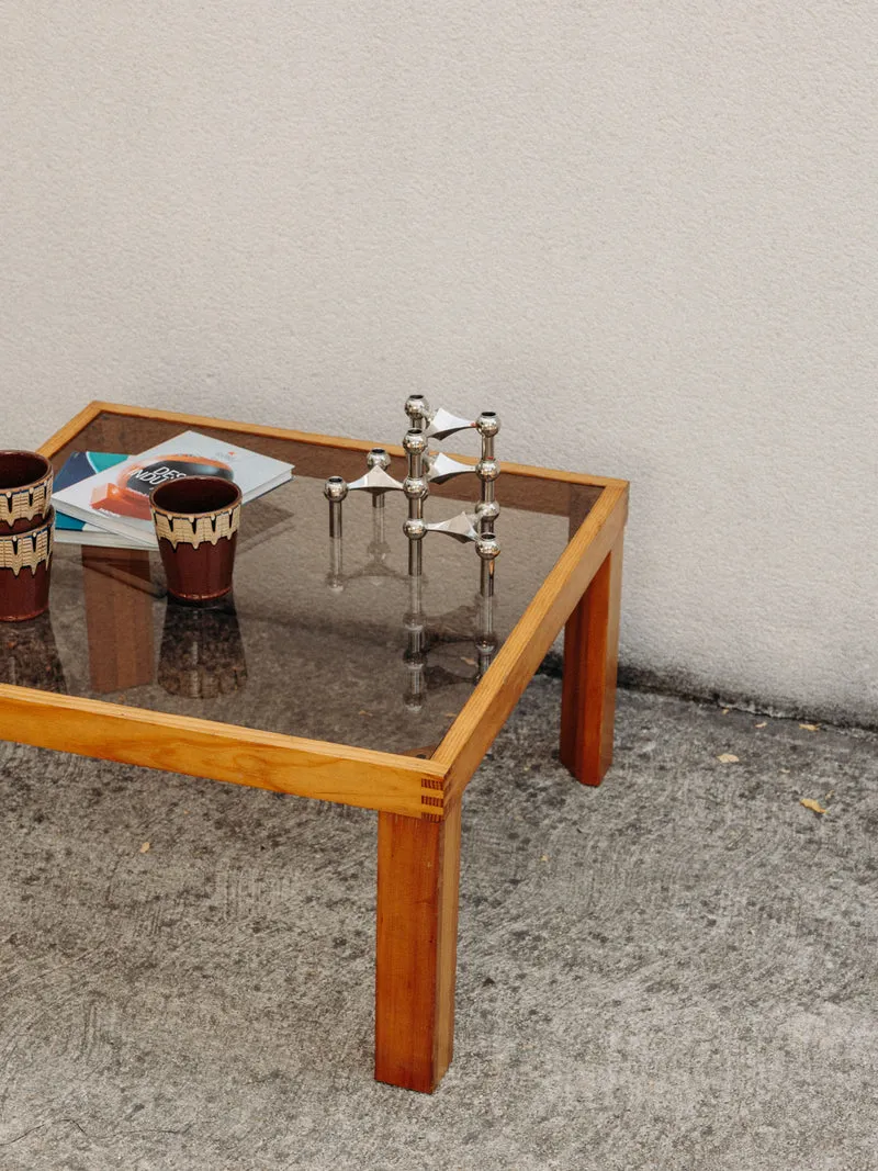 Léonie, la table basse seventies en pin massif et verre fumé N°1009