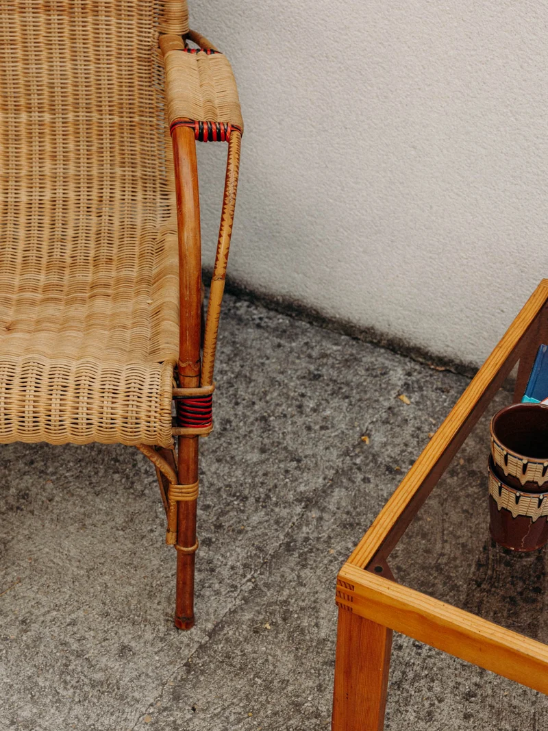 Léonie, la table basse seventies en pin massif et verre fumé N°1009