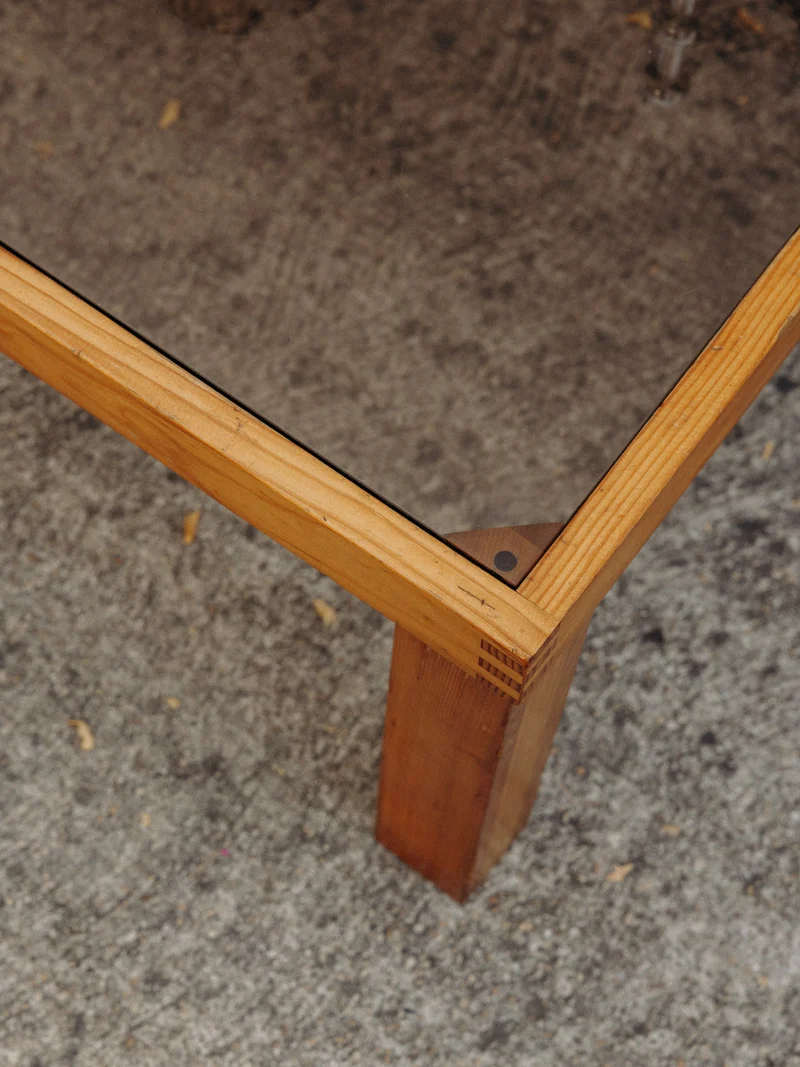 Léonie, la table basse seventies en pin massif et verre fumé N°1009