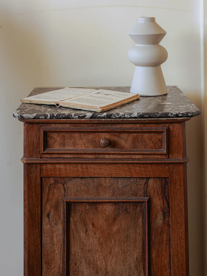 Odile, la table au plateau en marbre de chevet N°1418