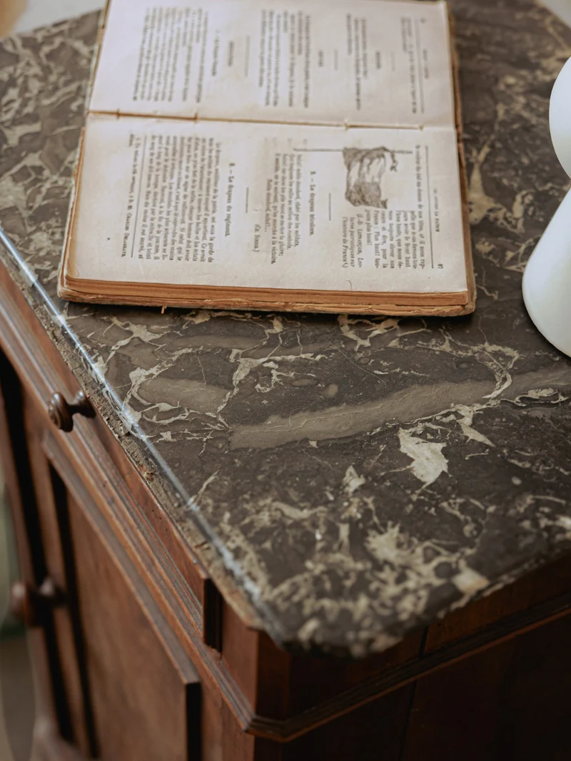 Odile, la table au plateau en marbre de chevet N°1418