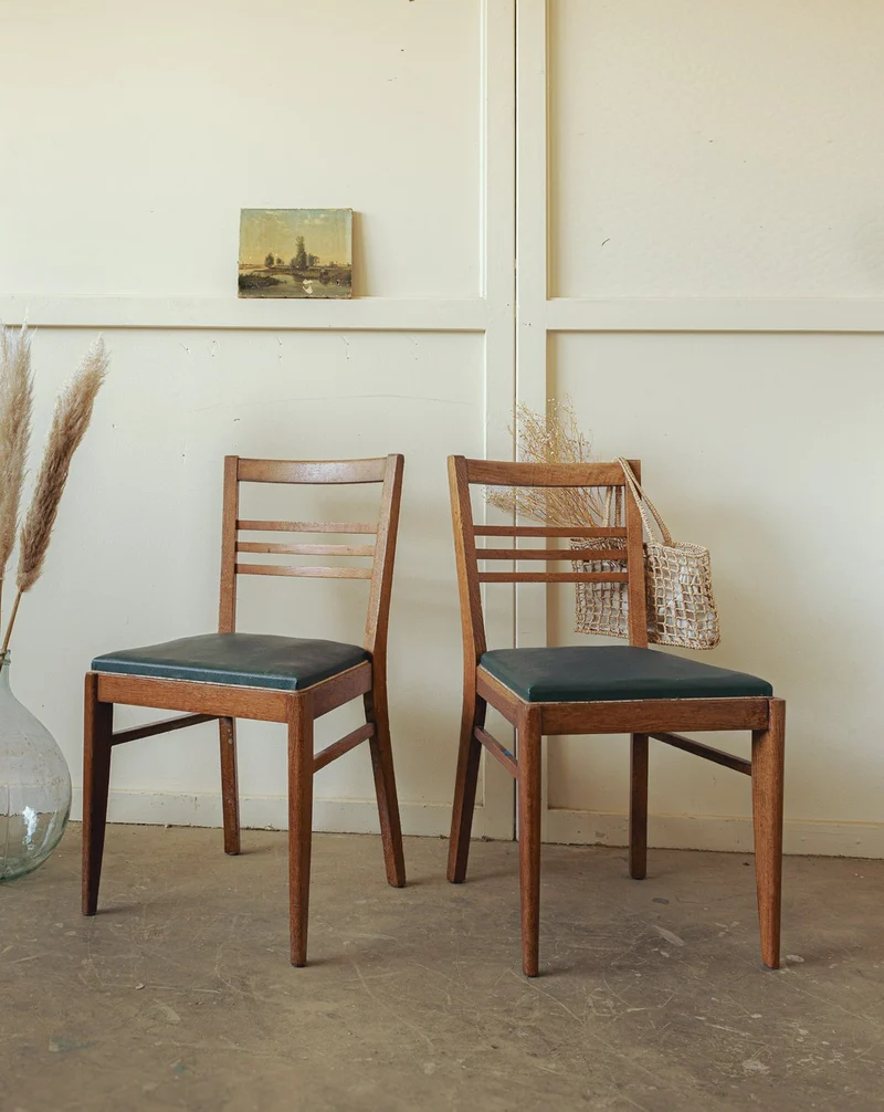 Alma, la paire de chaises mid-century vert cèdre N°1661