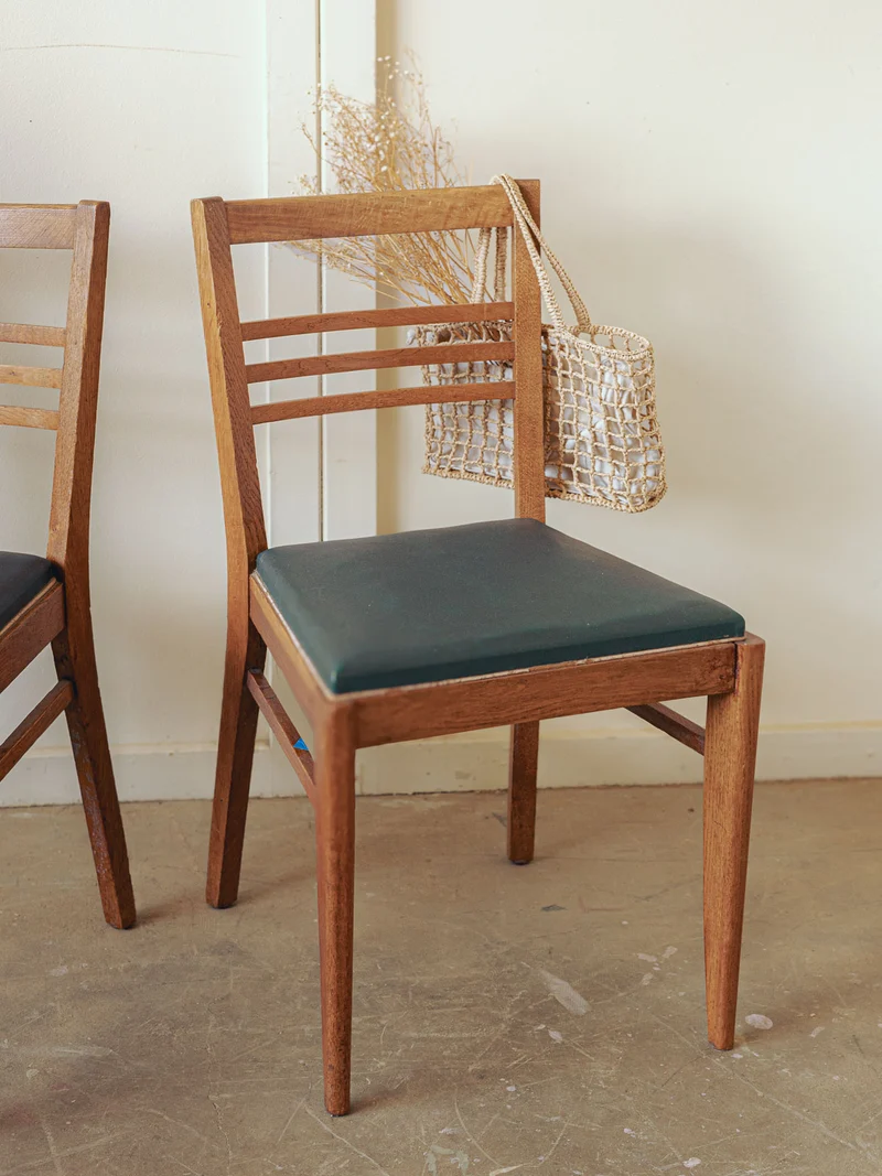 Alma, la paire de chaises mid-century vert cèdre N°1661