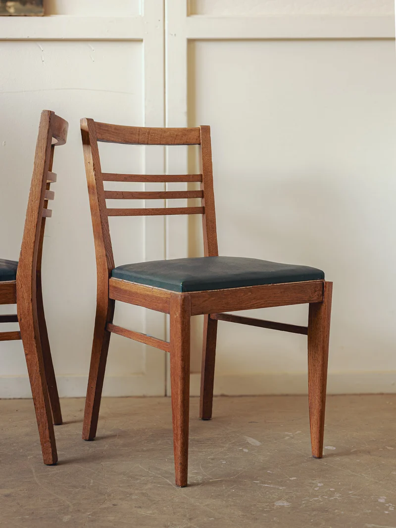 Alma, la paire de chaises mid-century vert cèdre N°1661