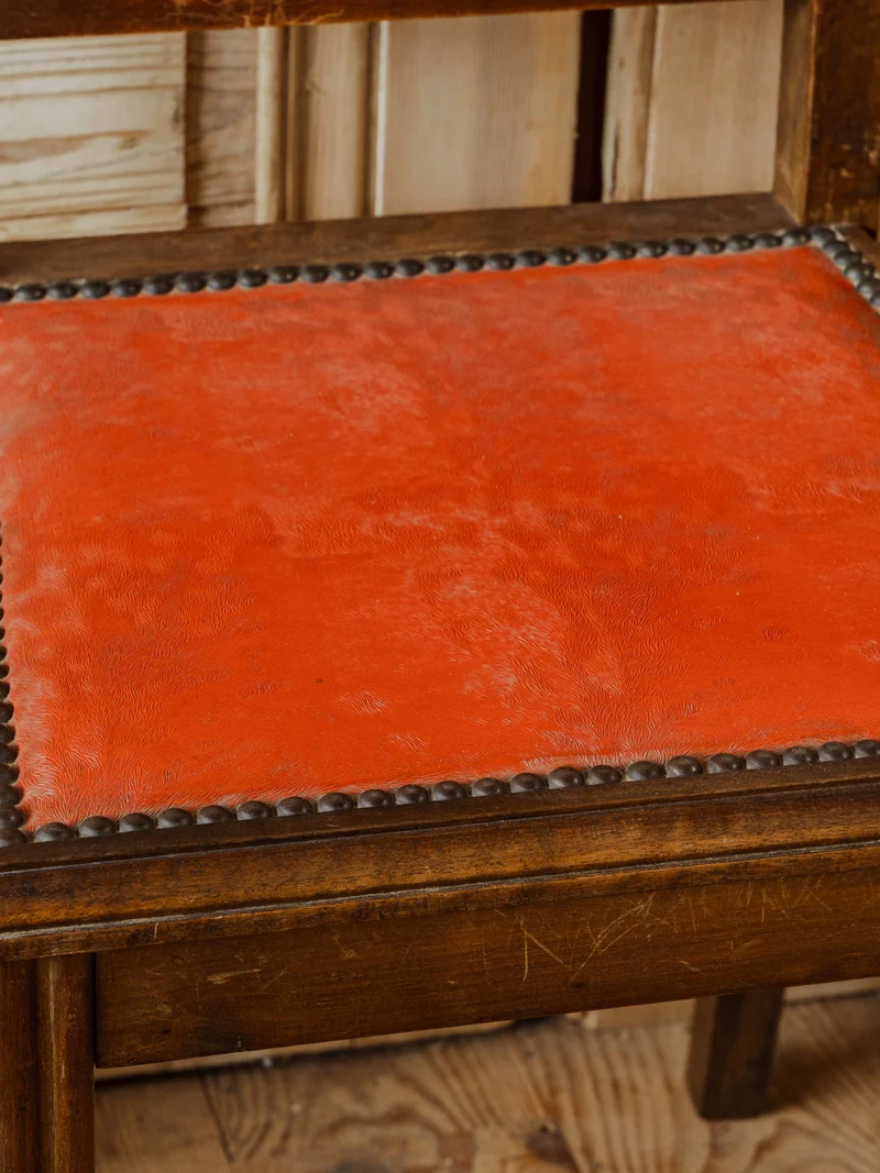 Claude, le lot de 6 chaises en bois et velours rouge N°1352