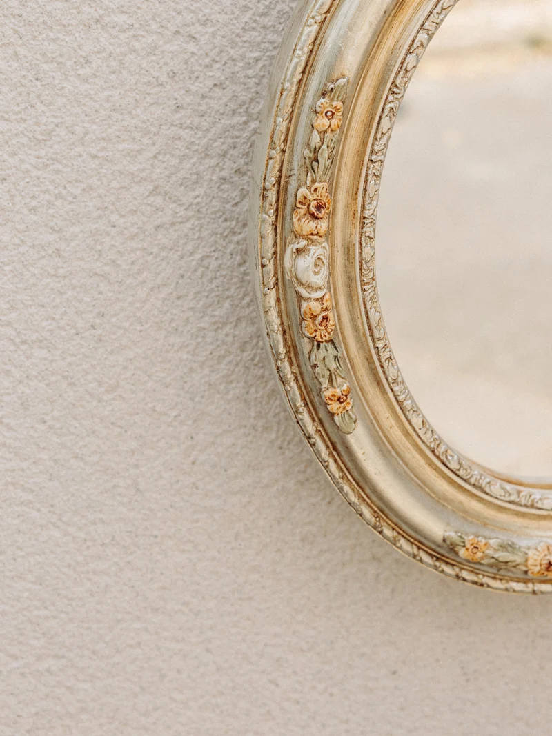 Igor, le miroir au cadre orné de fleurs en relief N°1083