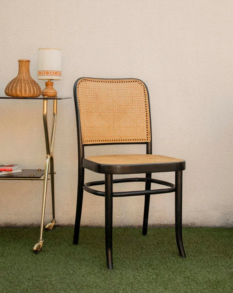 Alma, la chaise au cannage et à la structure peinte noire N°1641