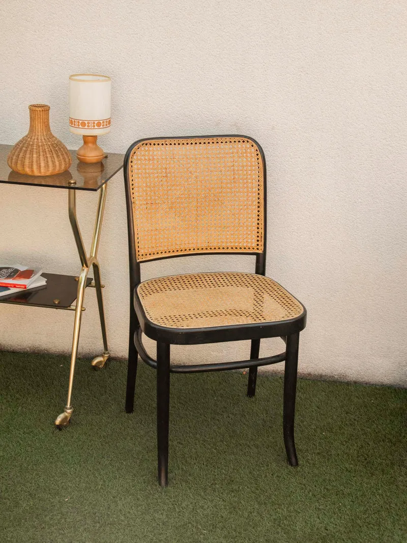 Alma, la chaise au cannage et à la structure peinte noire N°1641