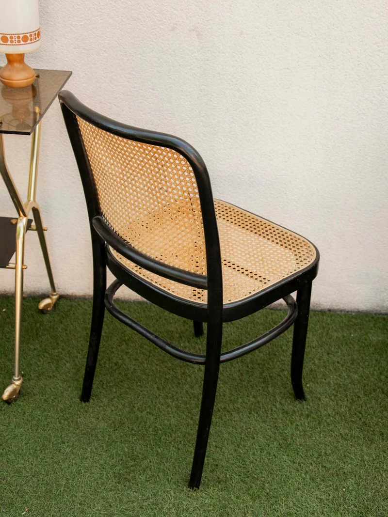 Alma, la chaise au cannage et à la structure peinte noire N°1641