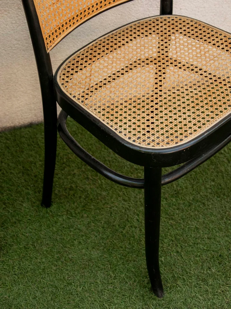 Alma, la chaise au cannage et à la structure peinte noire N°1641