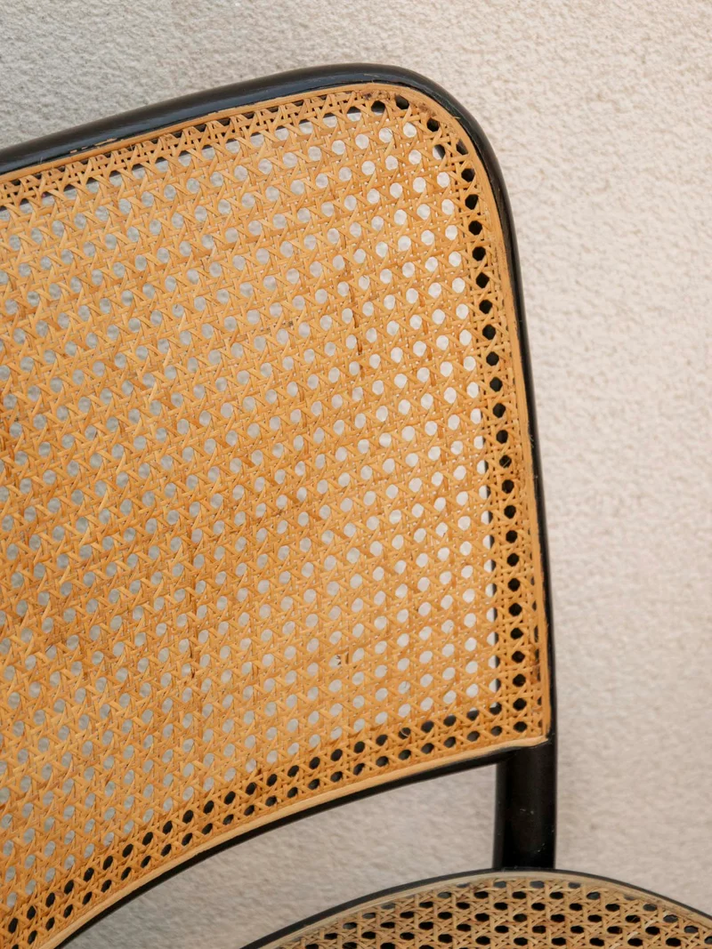 Alma, la chaise au cannage et à la structure peinte noire N°1641