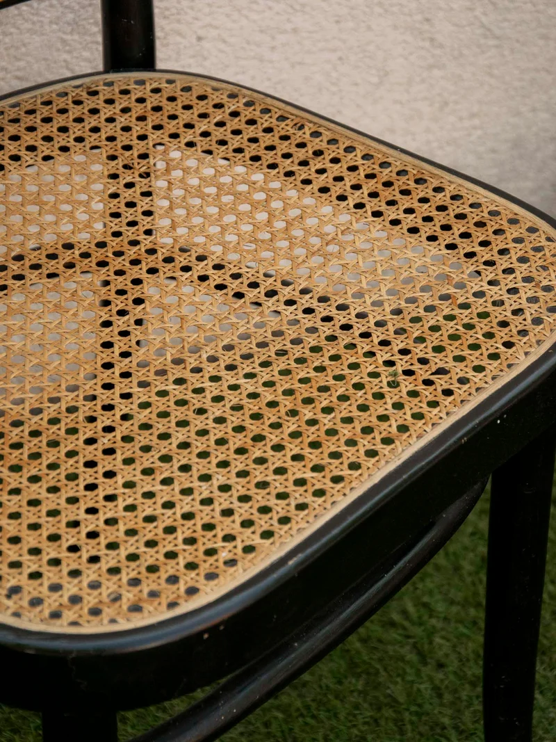 Alma, la chaise au cannage et à la structure peinte noire N°1641