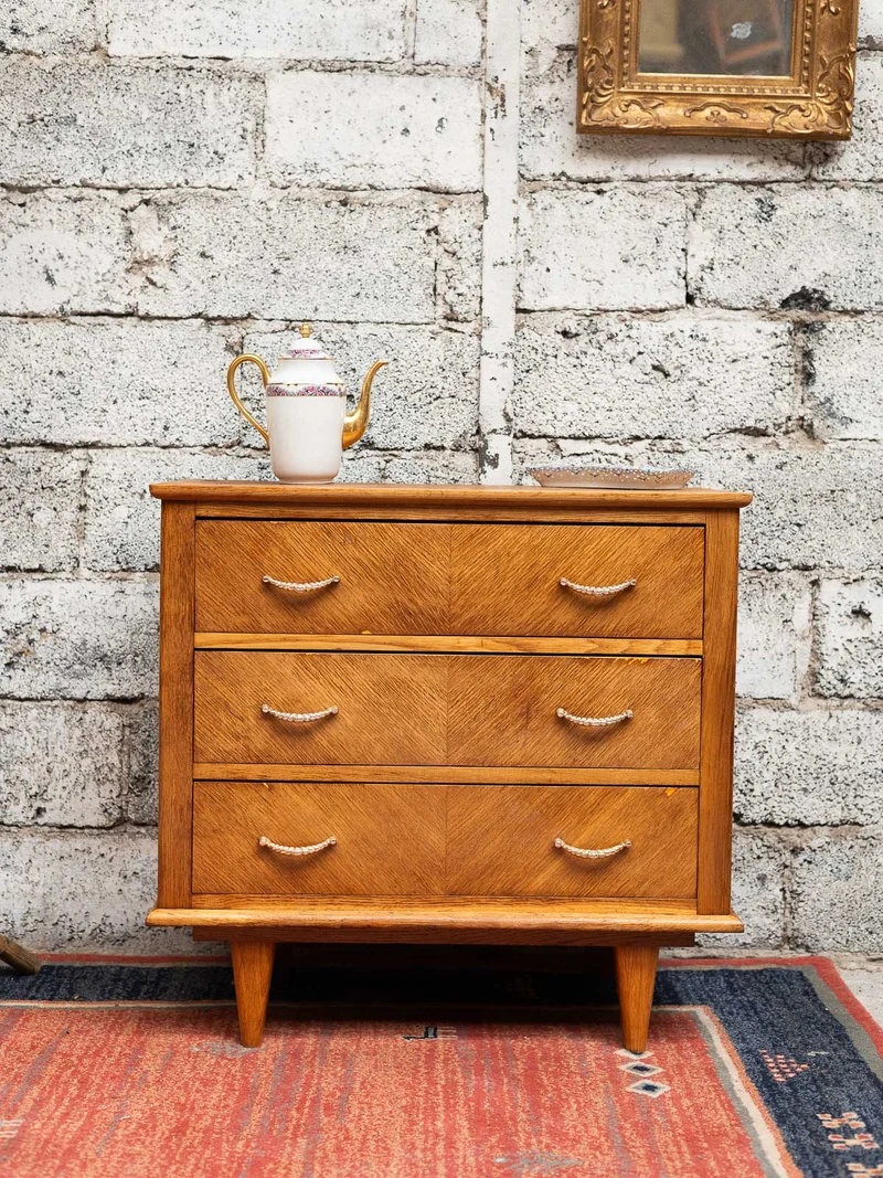 Olga, la commode trois tiroirs aux poignées dorées N°668