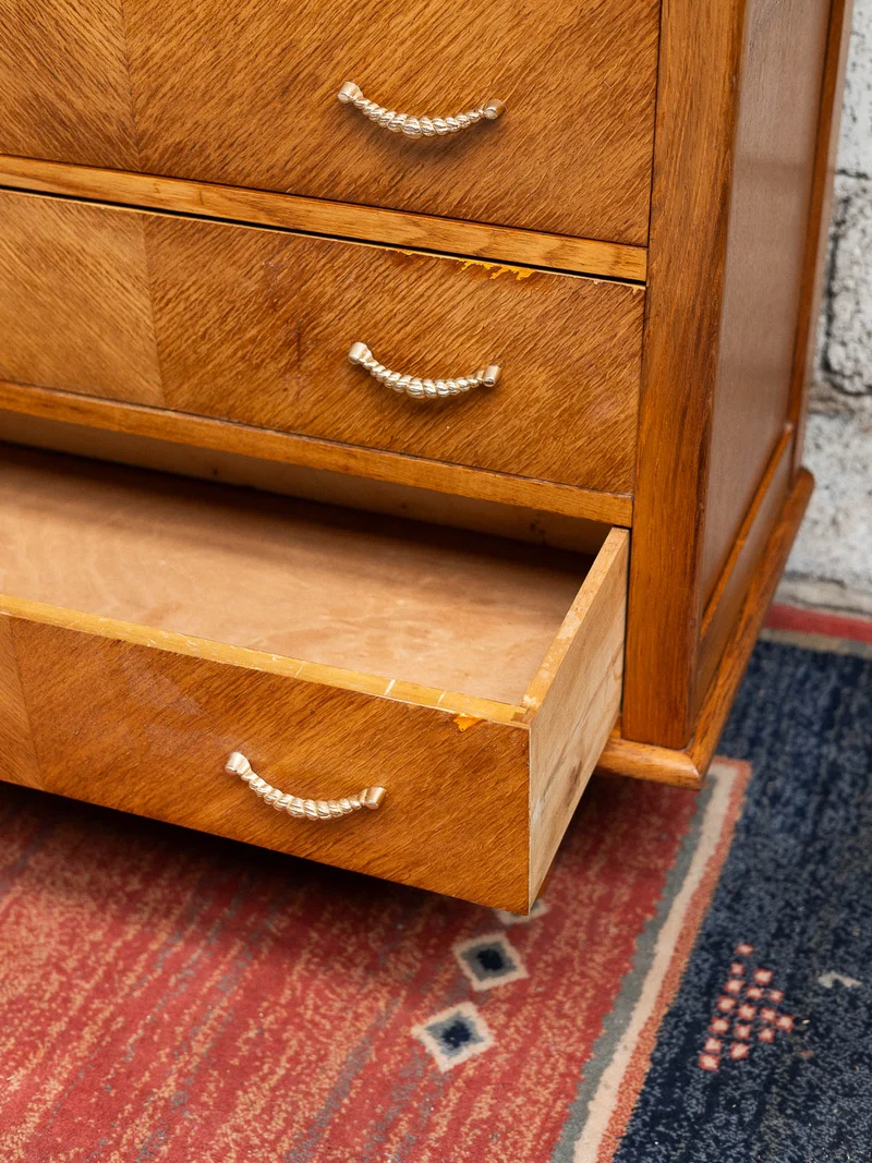 Olga, la commode trois tiroirs aux poignées dorées N°668