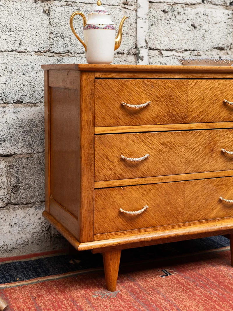Olga, la commode trois tiroirs aux poignées dorées N°668