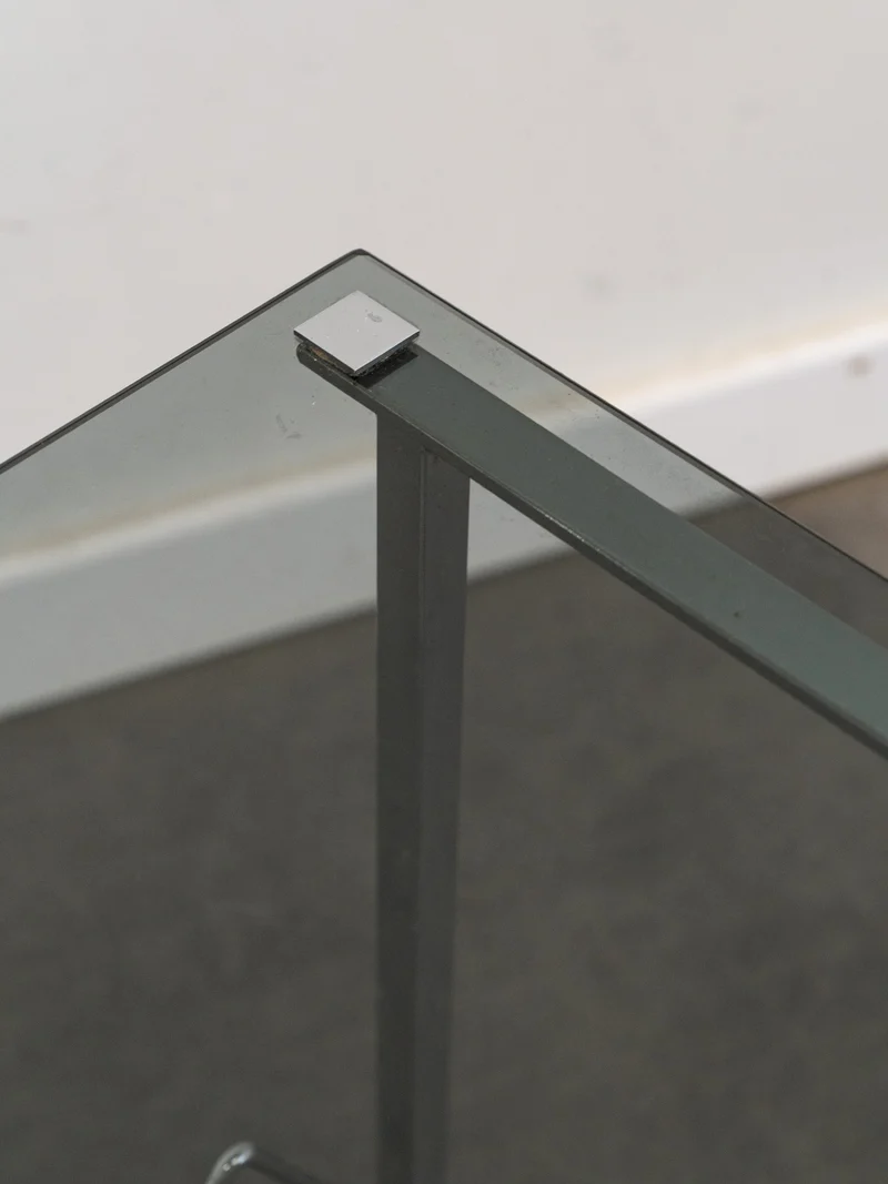 Hanna, la table d'appoint en verre et métal N°1391