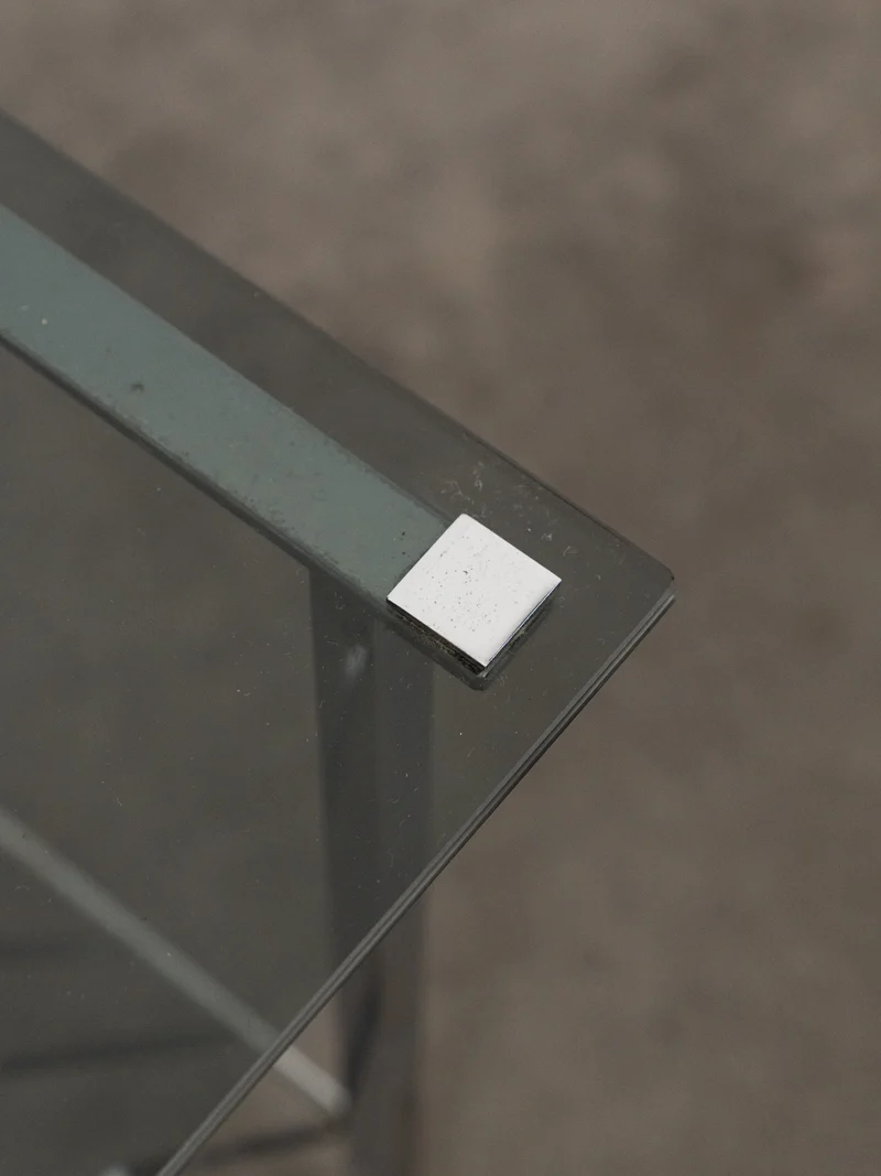Hanna, la table d'appoint en verre et métal N°1391