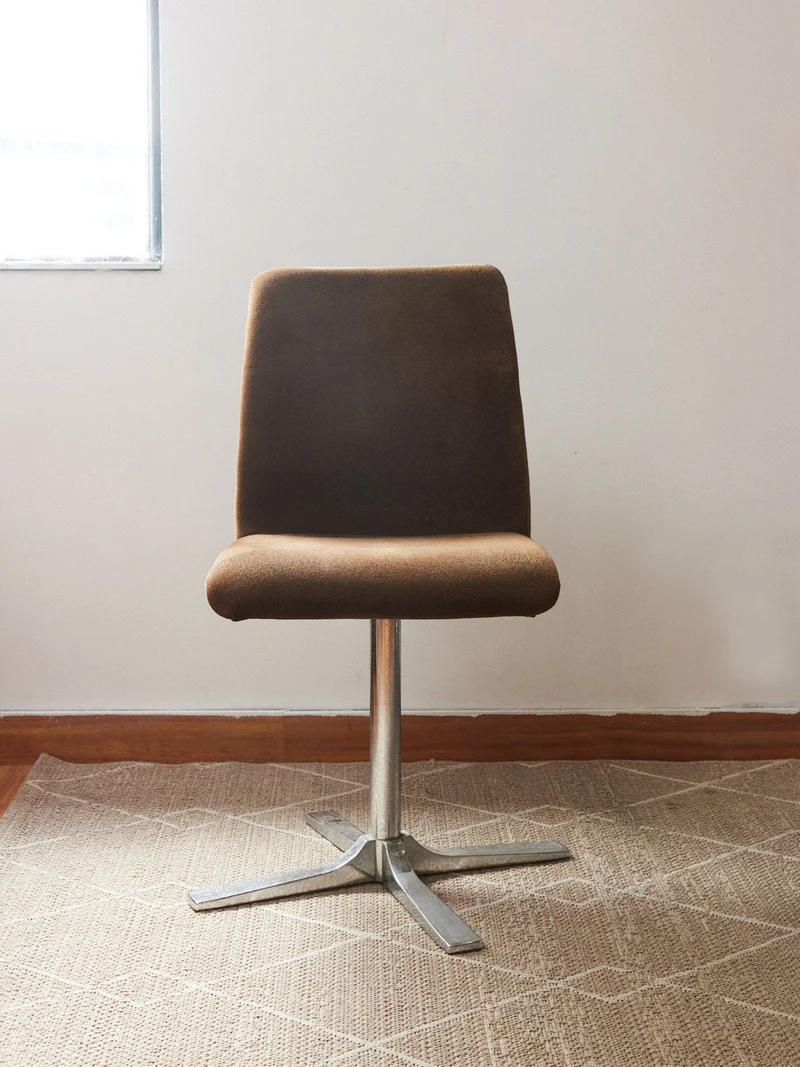 Alma, la chaise de bureau en chrome N°1658