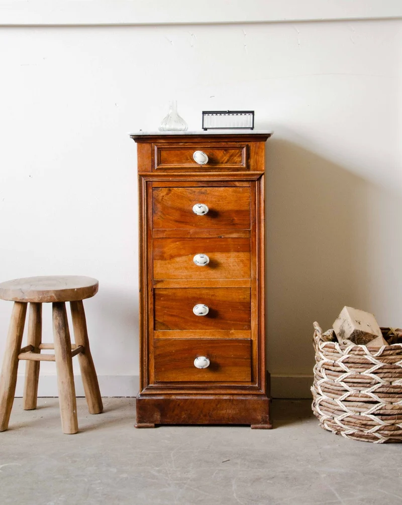 Odile, la table de chevet avec son plateau en marbre N°1371