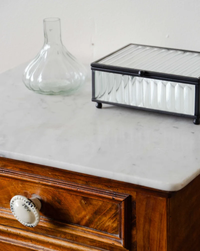 Odile, la table de chevet avec son plateau en marbre N°1371