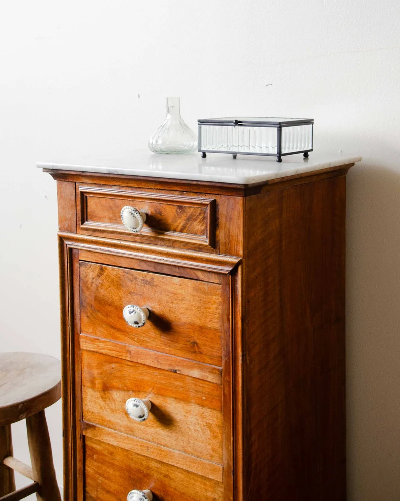 Odile, la table de chevet avec son plateau en marbre N°1371