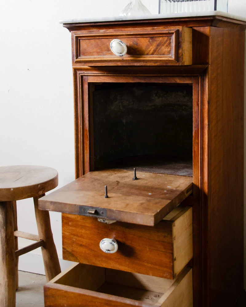 Odile, la table de chevet avec son plateau en marbre N°1371