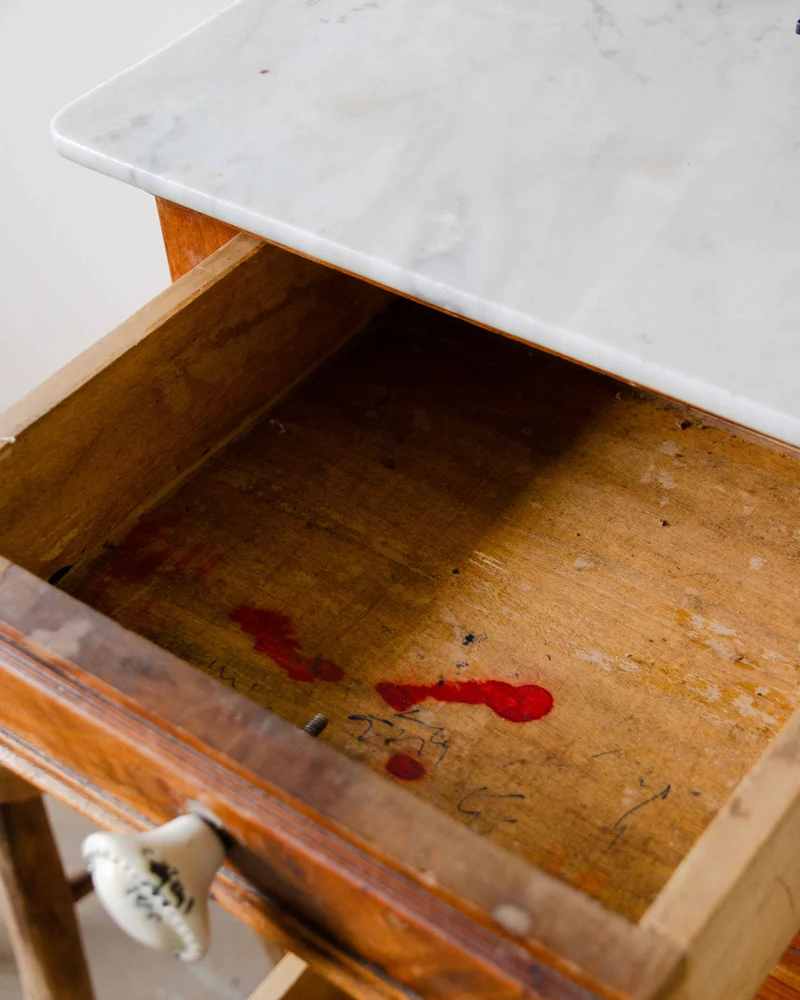 Odile, la table de chevet avec son plateau en marbre N°1371