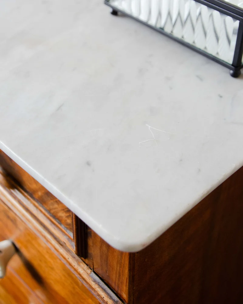 Odile, la table de chevet avec son plateau en marbre N°1371