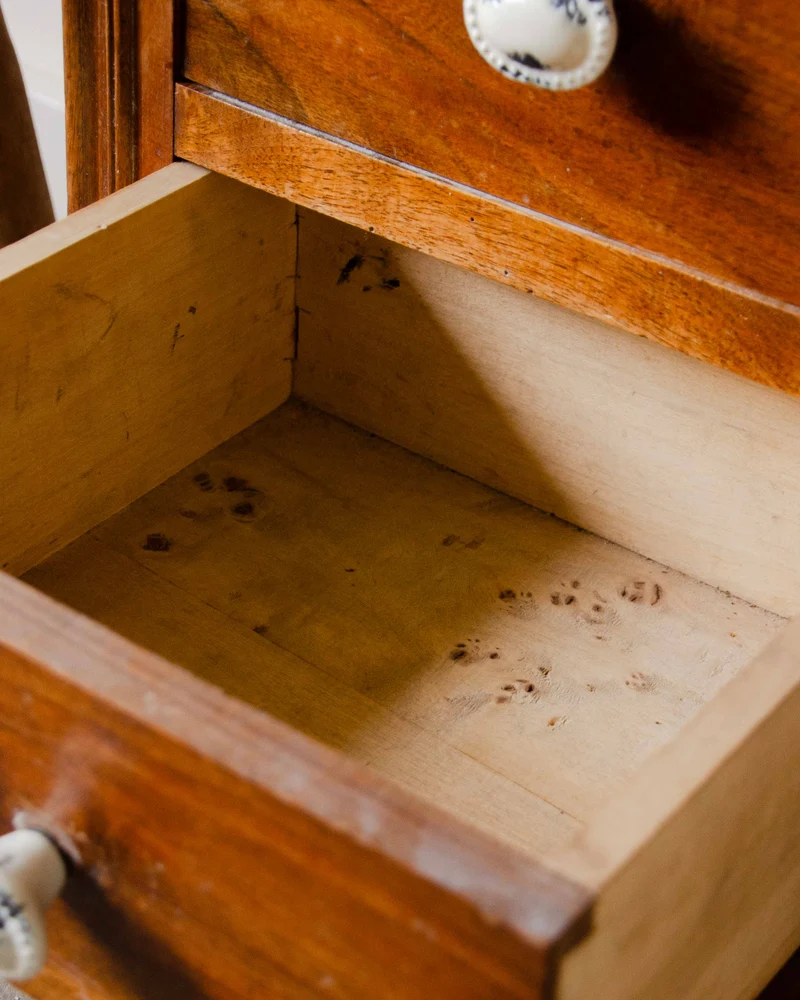Odile, la table de chevet avec son plateau en marbre N°1371