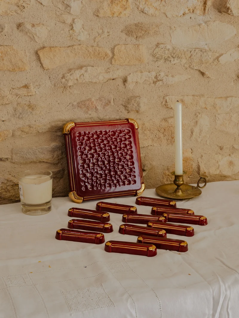 Loïs, le lot de 12 portes-couteaux et d'un dessous de plat bordeaux N°656