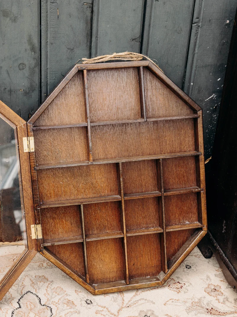 Isabelle, l'étagère à cases en bois foncé N°306