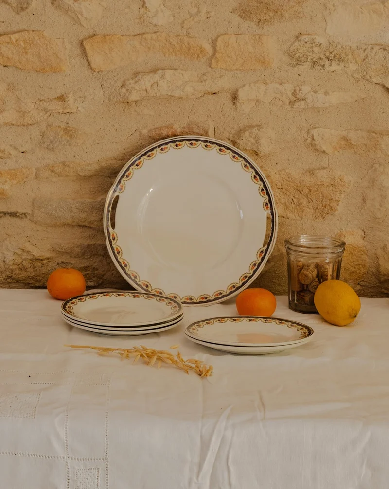 Nestor, le lot de 5 assiettes et 1 plat à gâteaux en faïence N°683
