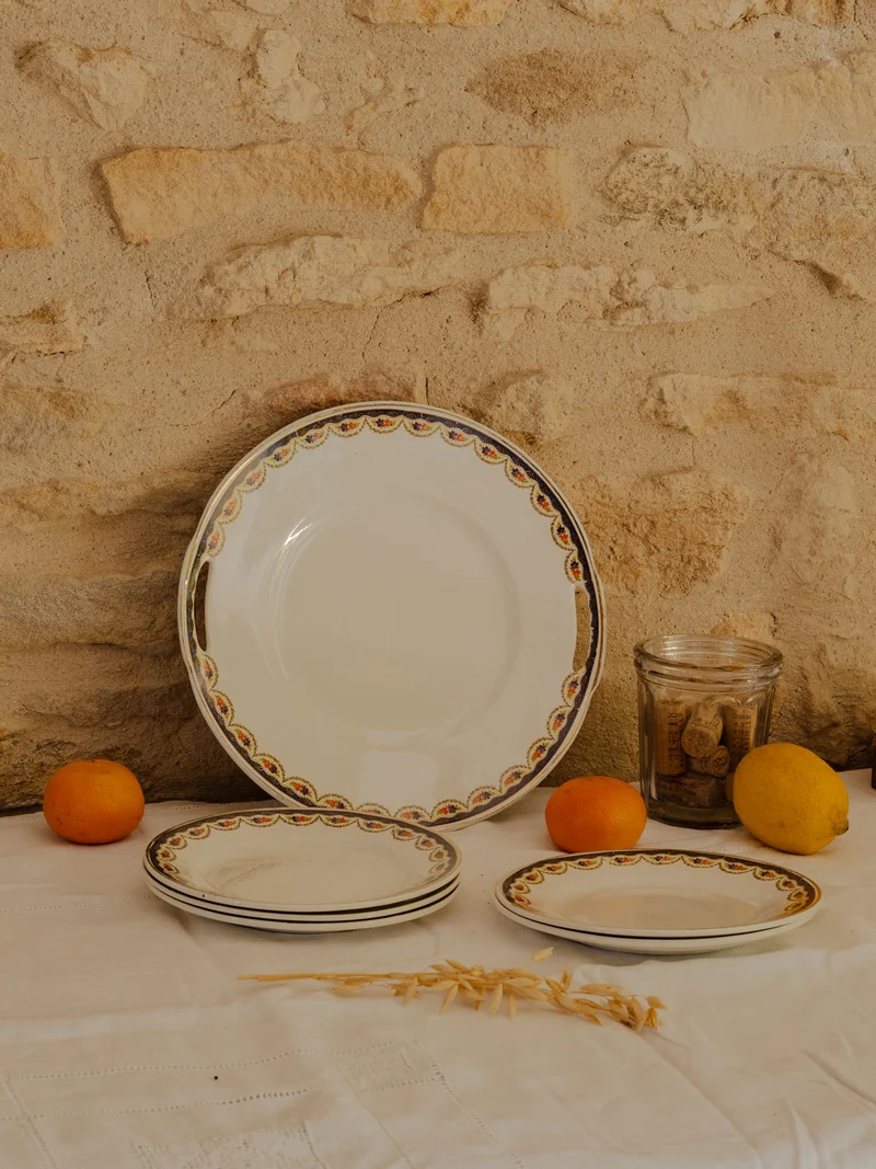 Nestor, le lot de 5 assiettes et 1 plat à gâteaux en faïence N°683