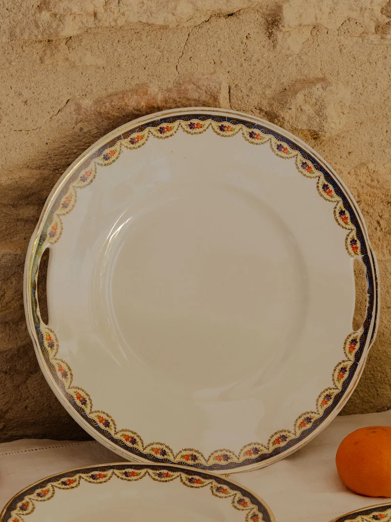 Nestor, le lot de 5 assiettes et 1 plat à gâteaux en faïence N°683