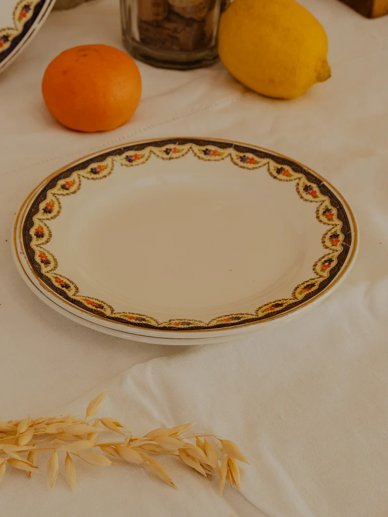 Nestor, le lot de 5 assiettes et 1 plat à gâteaux en faïence N°683