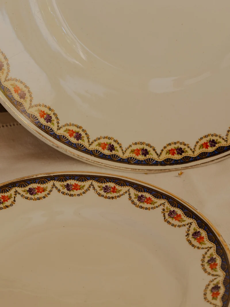 Nestor, le lot de 5 assiettes et 1 plat à gâteaux en faïence N°683