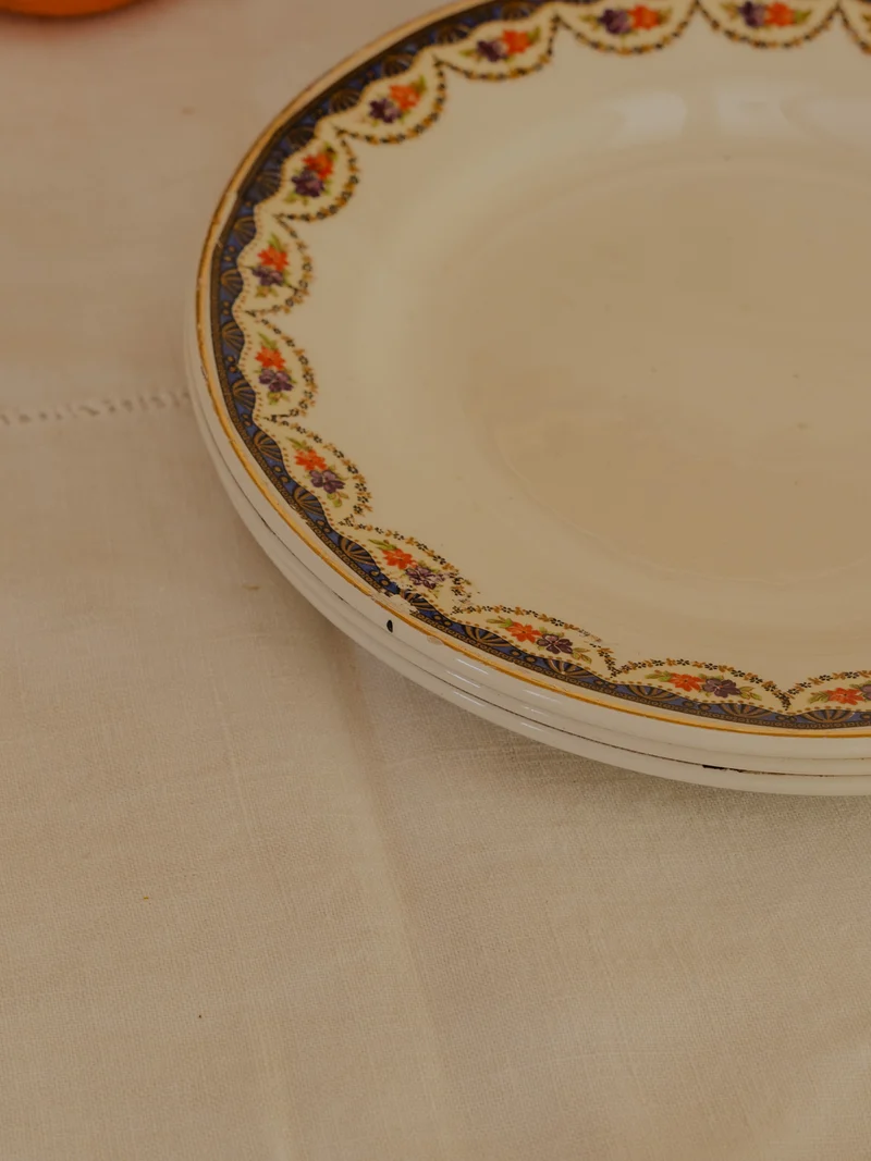 Nestor, le lot de 5 assiettes et 1 plat à gâteaux en faïence N°683