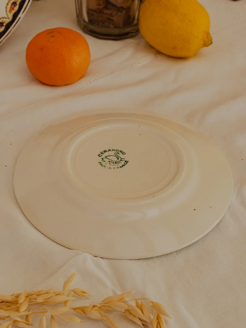 Nestor, le lot de 5 assiettes et 1 plat à gâteaux en faïence N°683